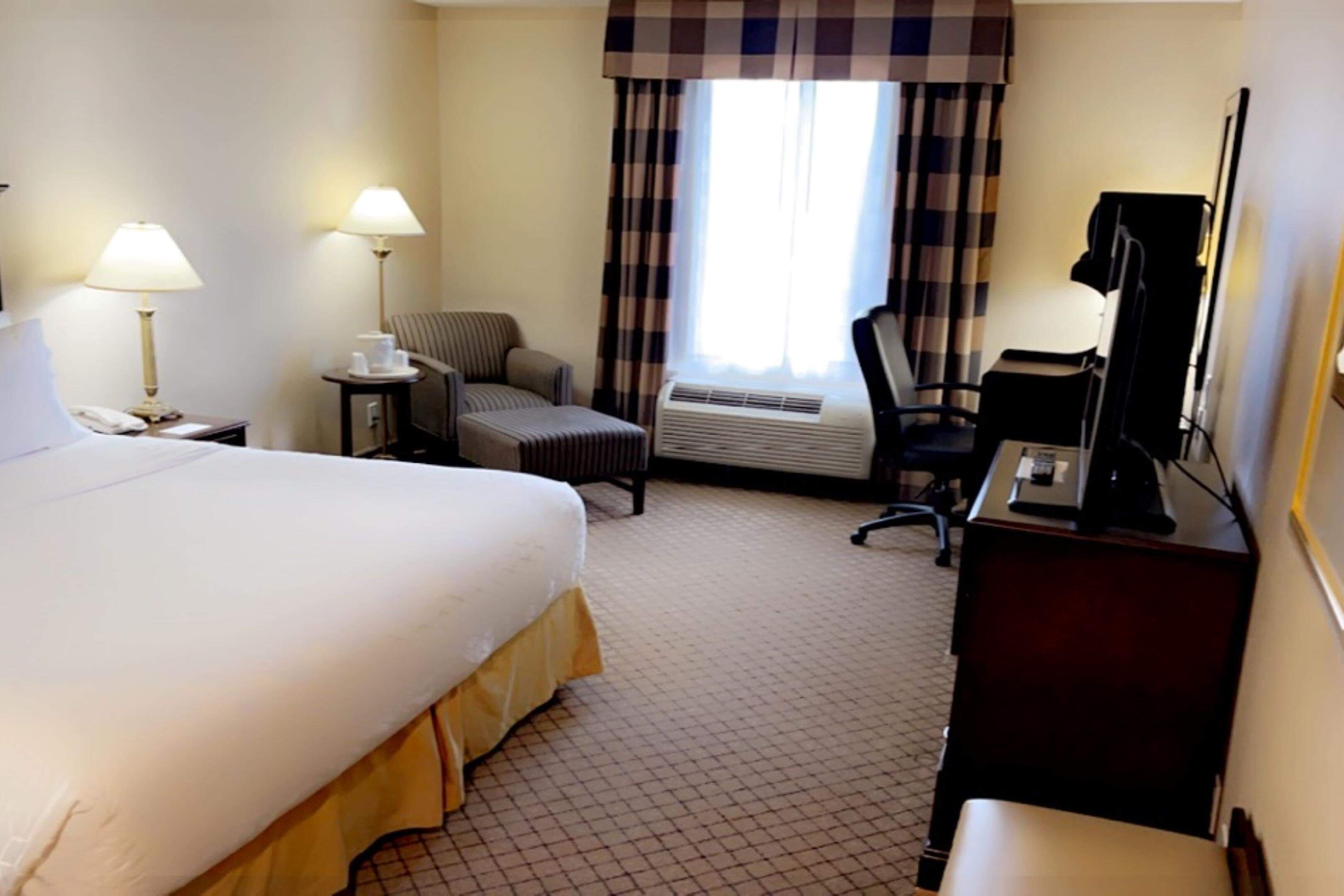 Complete luxury and all inclusive limousine services from Holiday Inn Express & Suites Huntsville - Muskokat o Muskoka District Municipality.