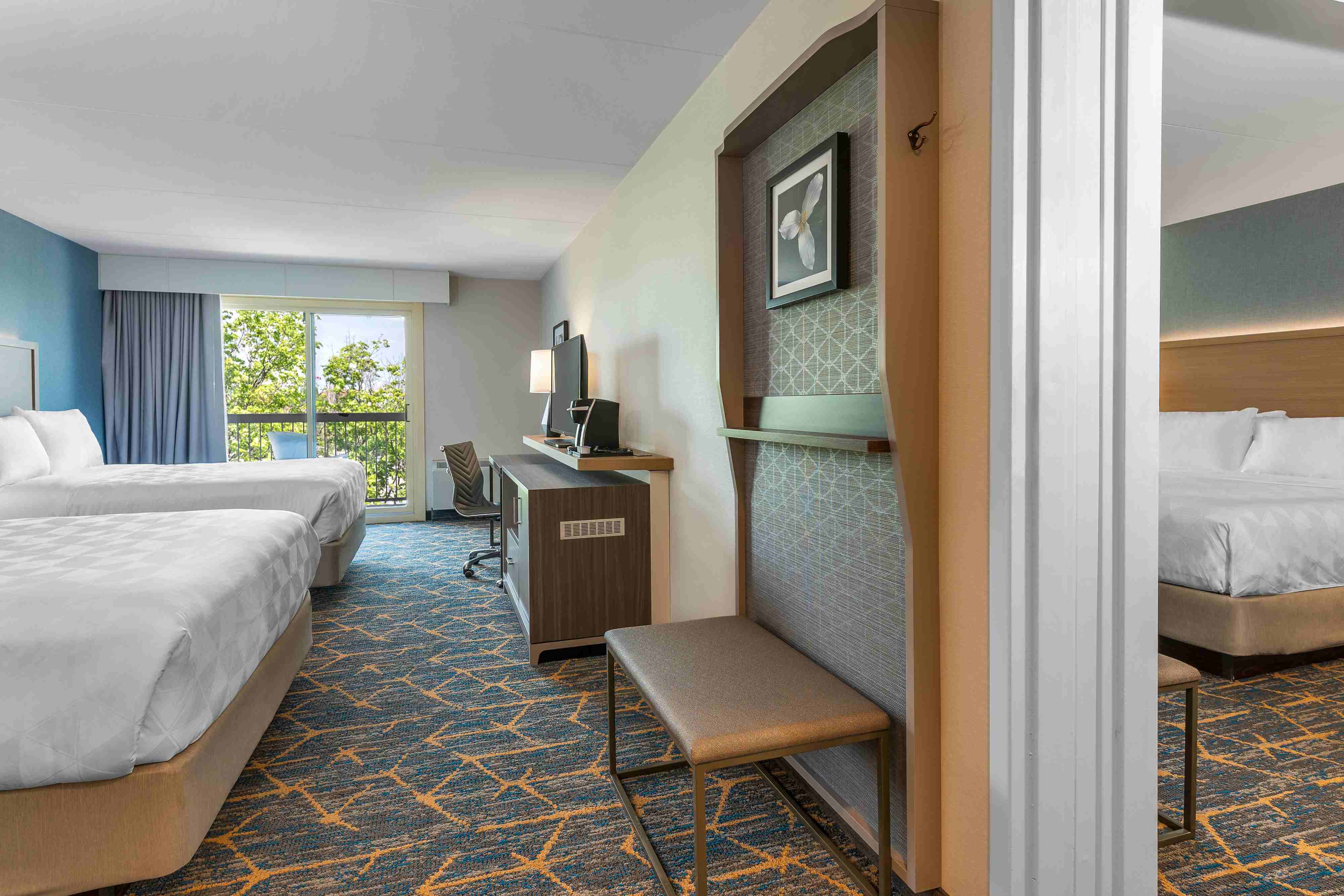 Complete luxury and all inclusive limousine services from Holiday Inn Kingston-Waterfront to Thousand island.