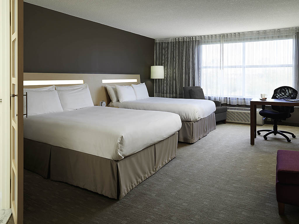 All inclusive budget car services from Montreal Pierre Elliott Trudeau International Airport to Hotel Novotel Montréal Aéroport