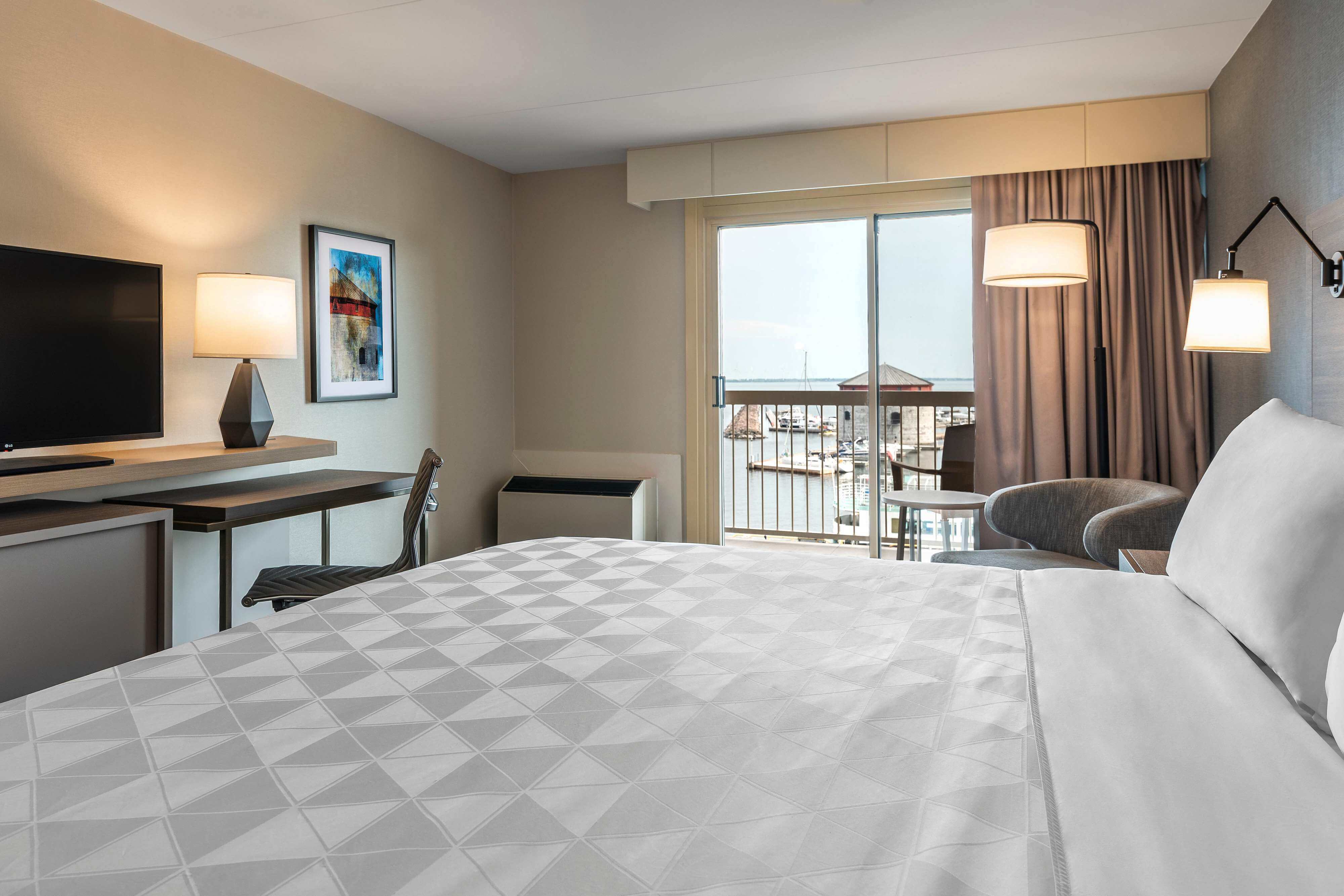 Hourly limo services at affordable price from Holiday Inn Kingston-Waterfront to Thousand island. Business class trips for your vacations