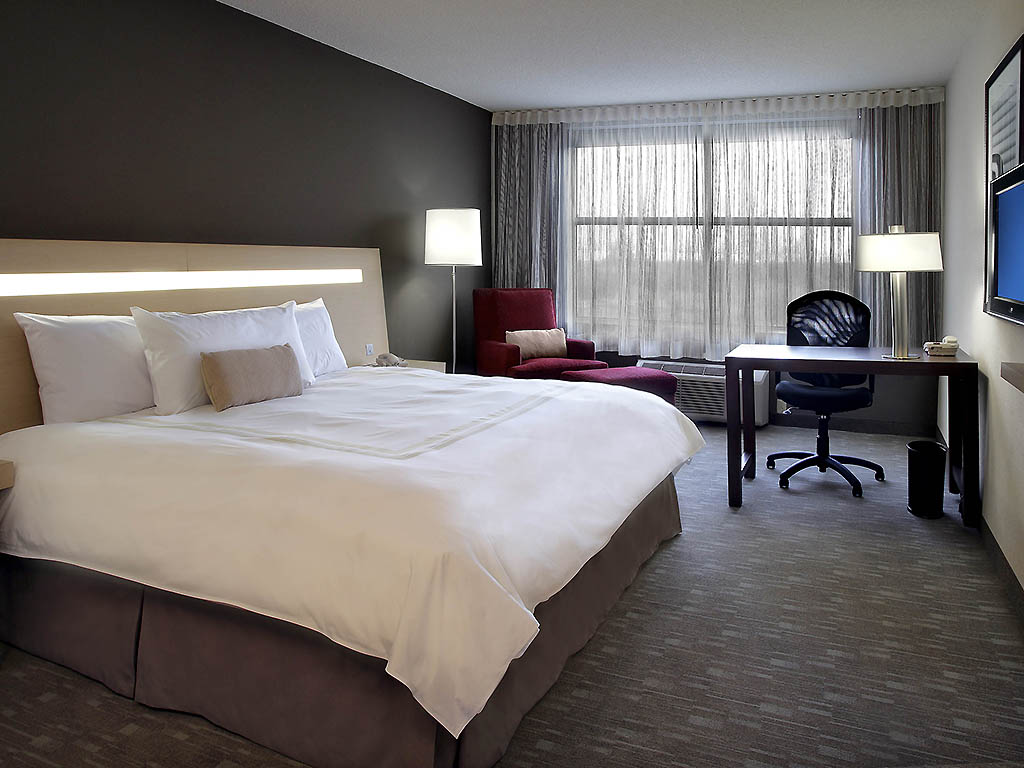 Find cheep and luxury cars at Montreal Pierre Elliott Trudeau International Airport to Hotel Novotel Montréal Aéroport