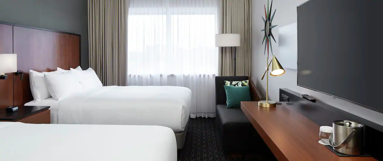 Hire private cars from Montreal Pierre Elliott Trudeau International Airport To DoubleTree by Hilton Montreal Airport