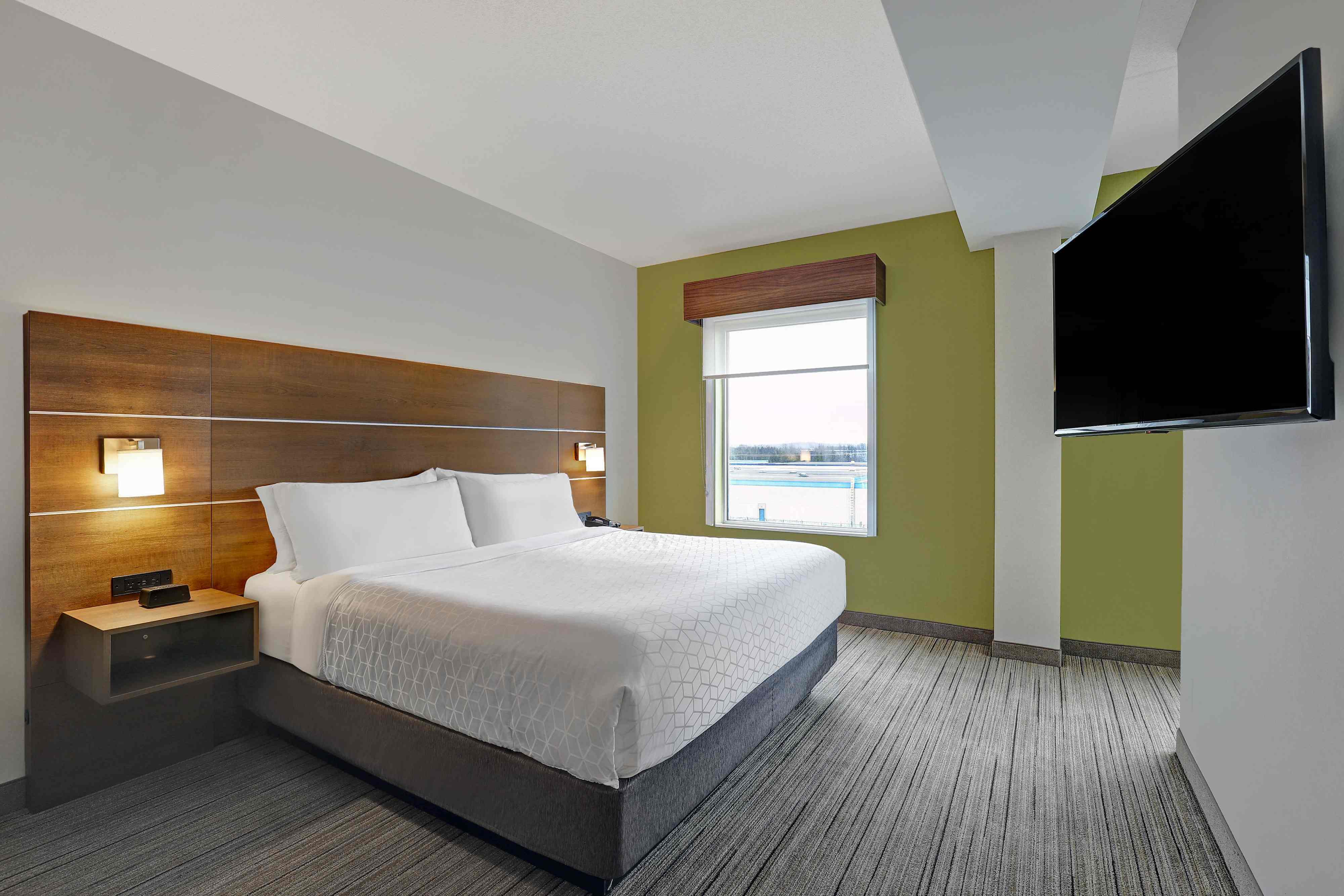 Start your trip with pleasure with well-trained drivers from Holiday Inn Express & Suites Collingwood to Muskoka District Municipality. Hire a private car at an affordable price