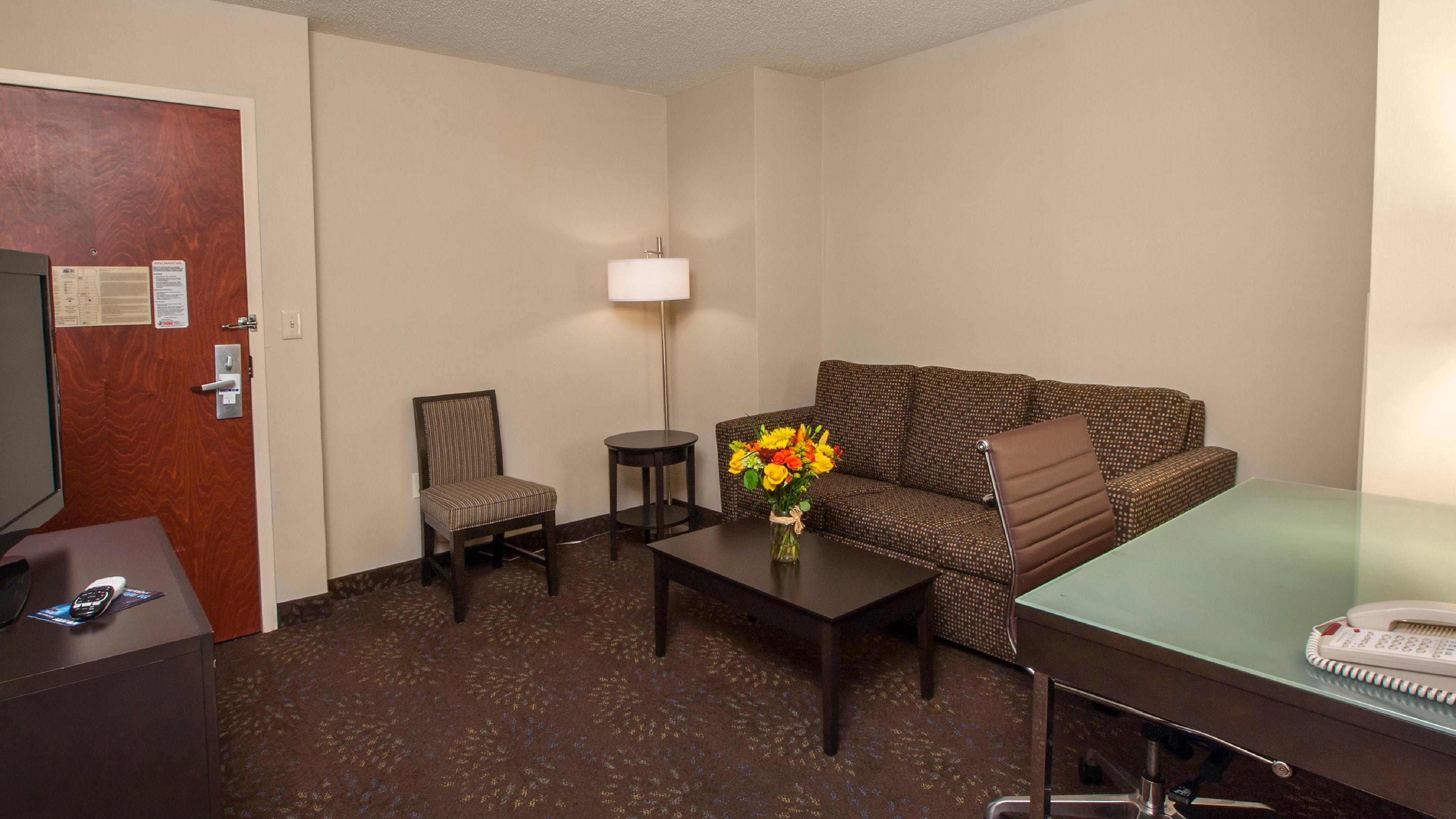 Private chauffeur service from Buffalo Niagara International Airport to Holiday Inn Express & Suites Buffalo-Airport. Book online