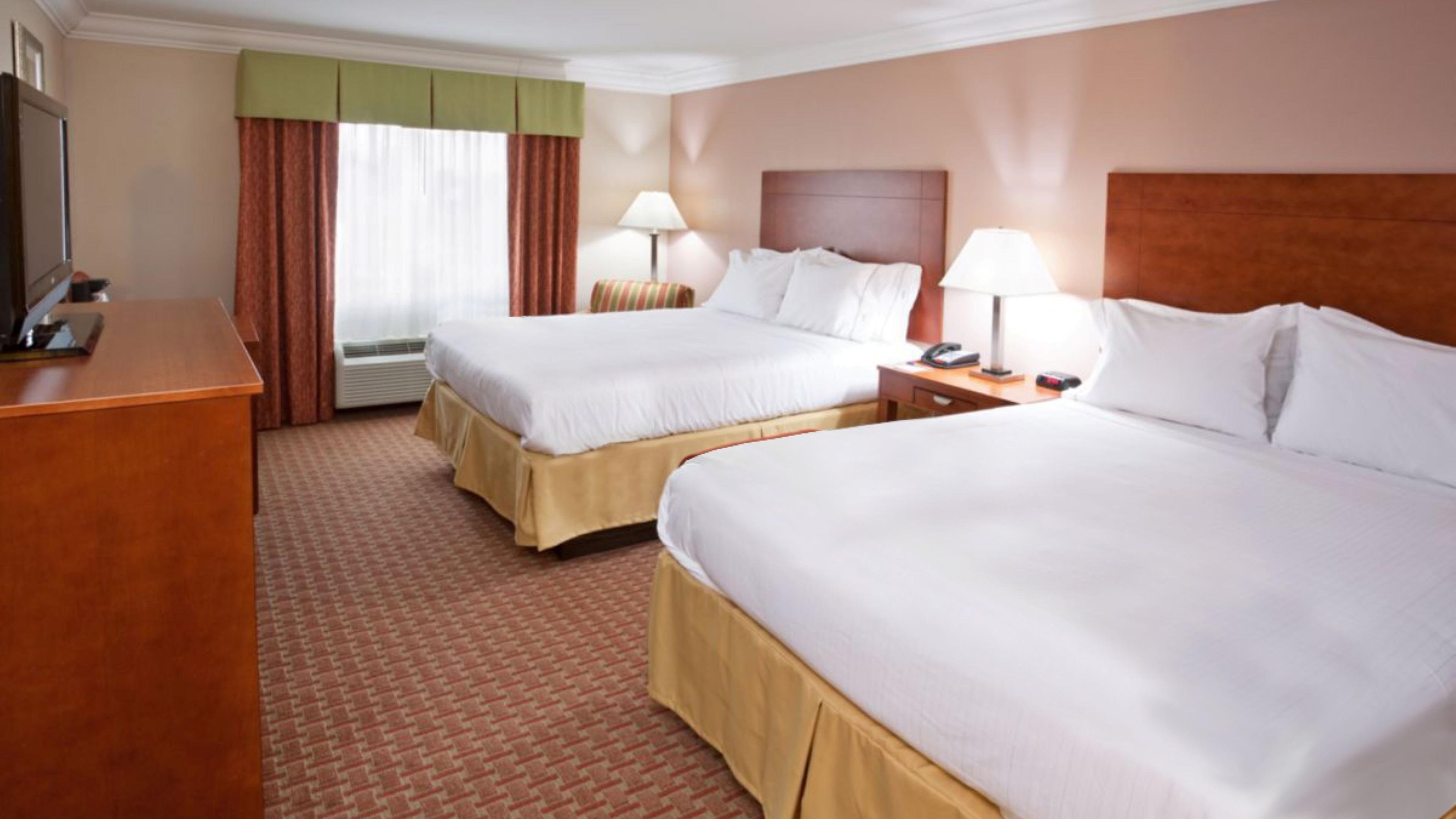 airport chauffeur service near the Niagara Falls International Airport to Holiday Inn Express & Suites. Book with affordable price