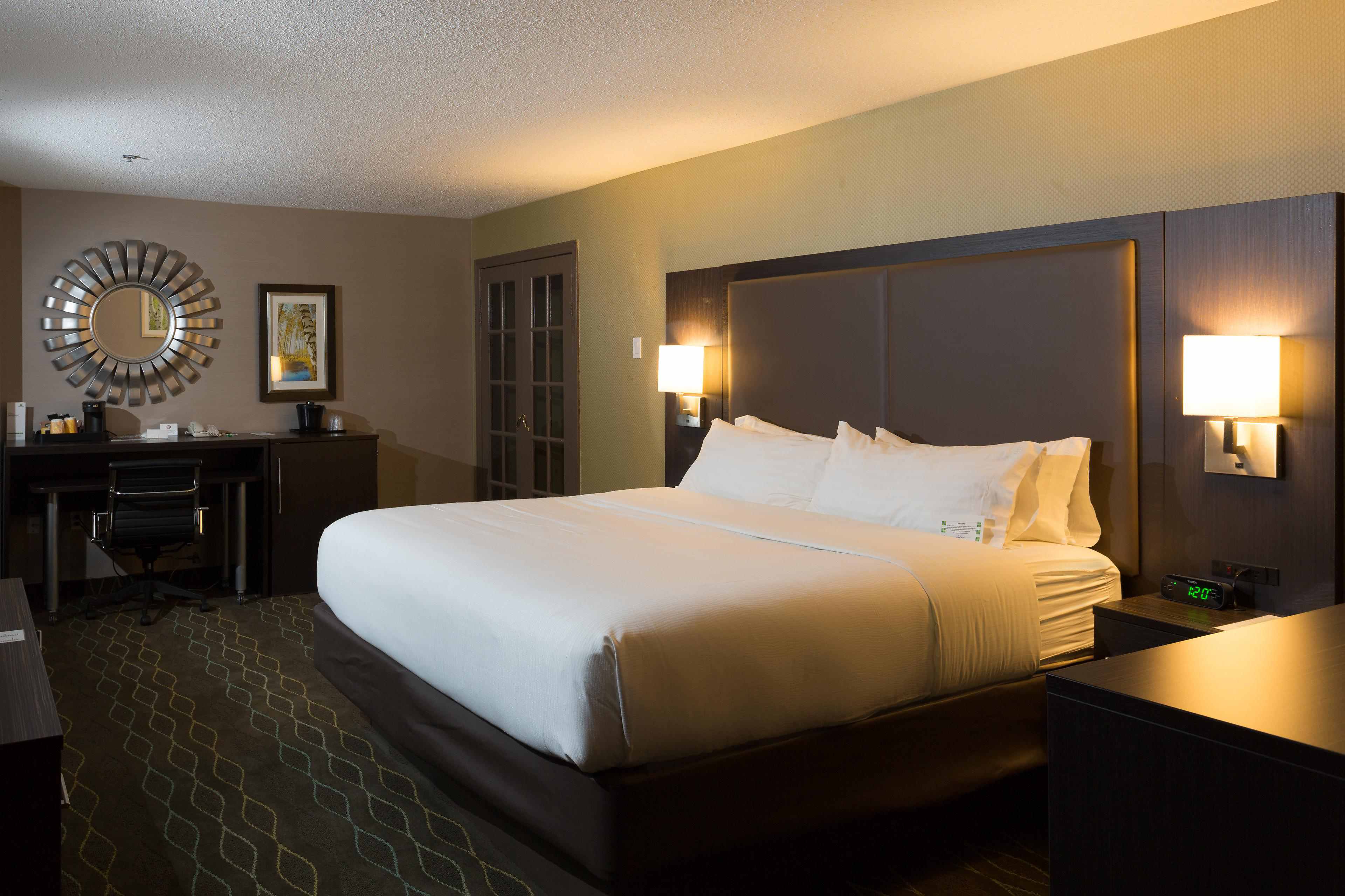 Airport car service to Holiday Inn Sudbury, an IHG Hotel from Greater Sudbury Airport