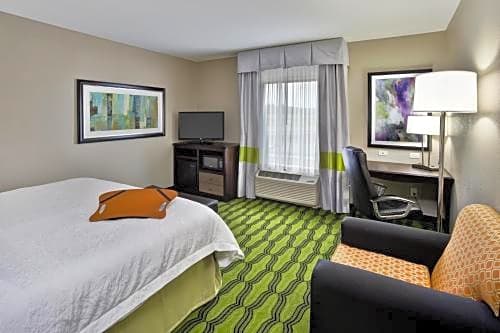 Book your Luxury Chauffeur from Hampton Inn Niagara Falls to Niagara Falls International Airport