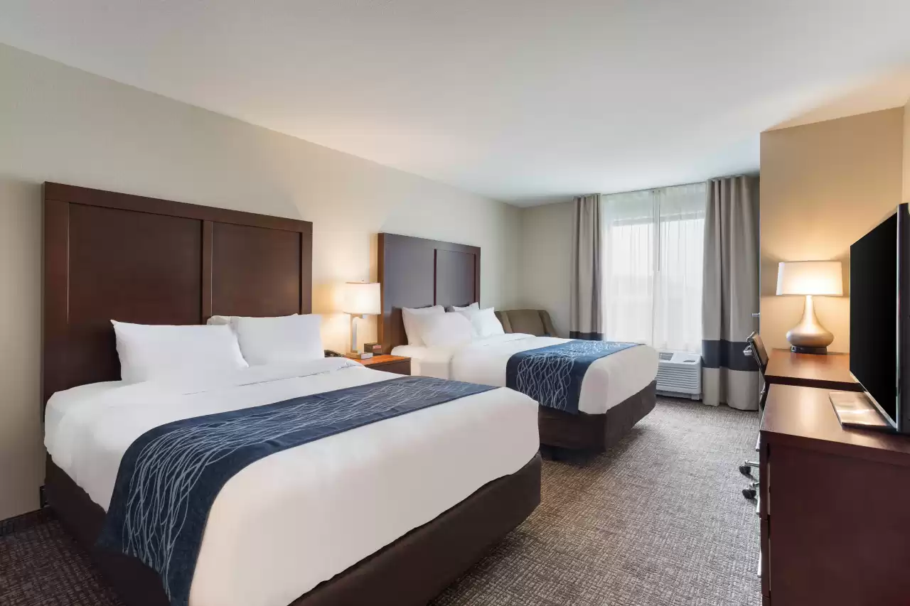 Affordable limousine service from Niagara Falls International Airport to Comfort Inn & Suites Niagara Falls