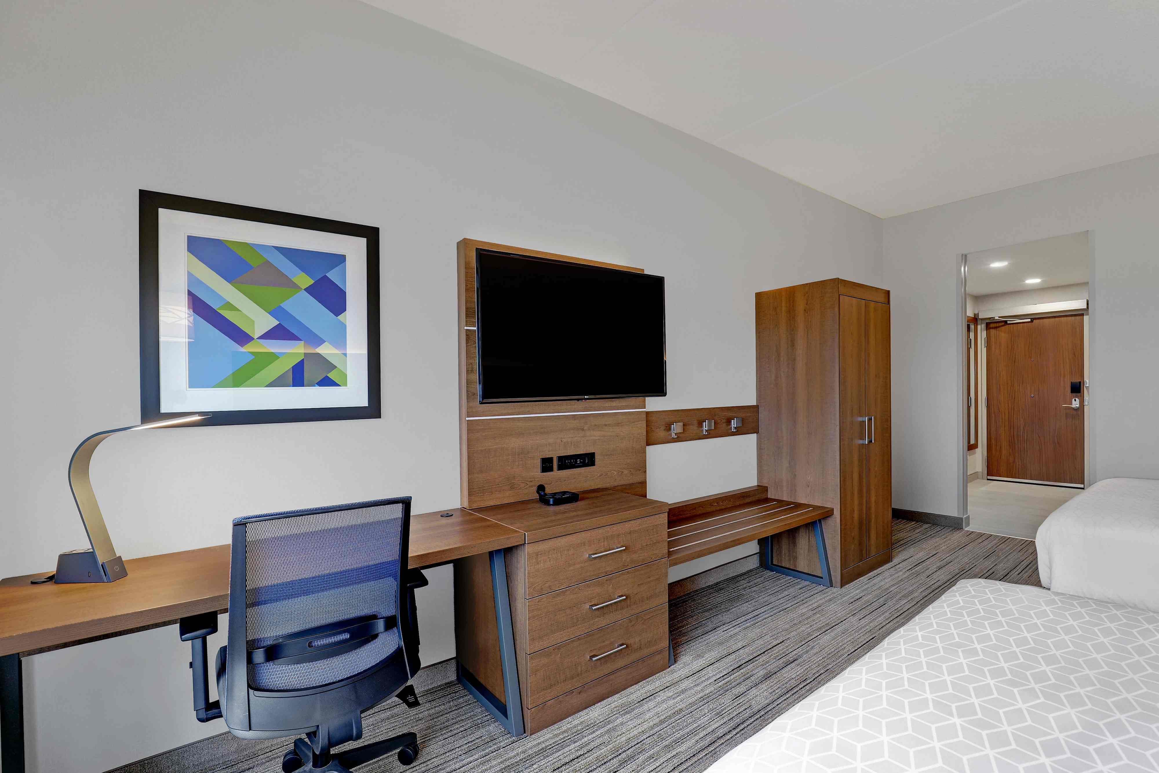 High comfortable and hassle free luxury limousine services from Holiday Inn Express & Suites Port Elgin to tobermory 