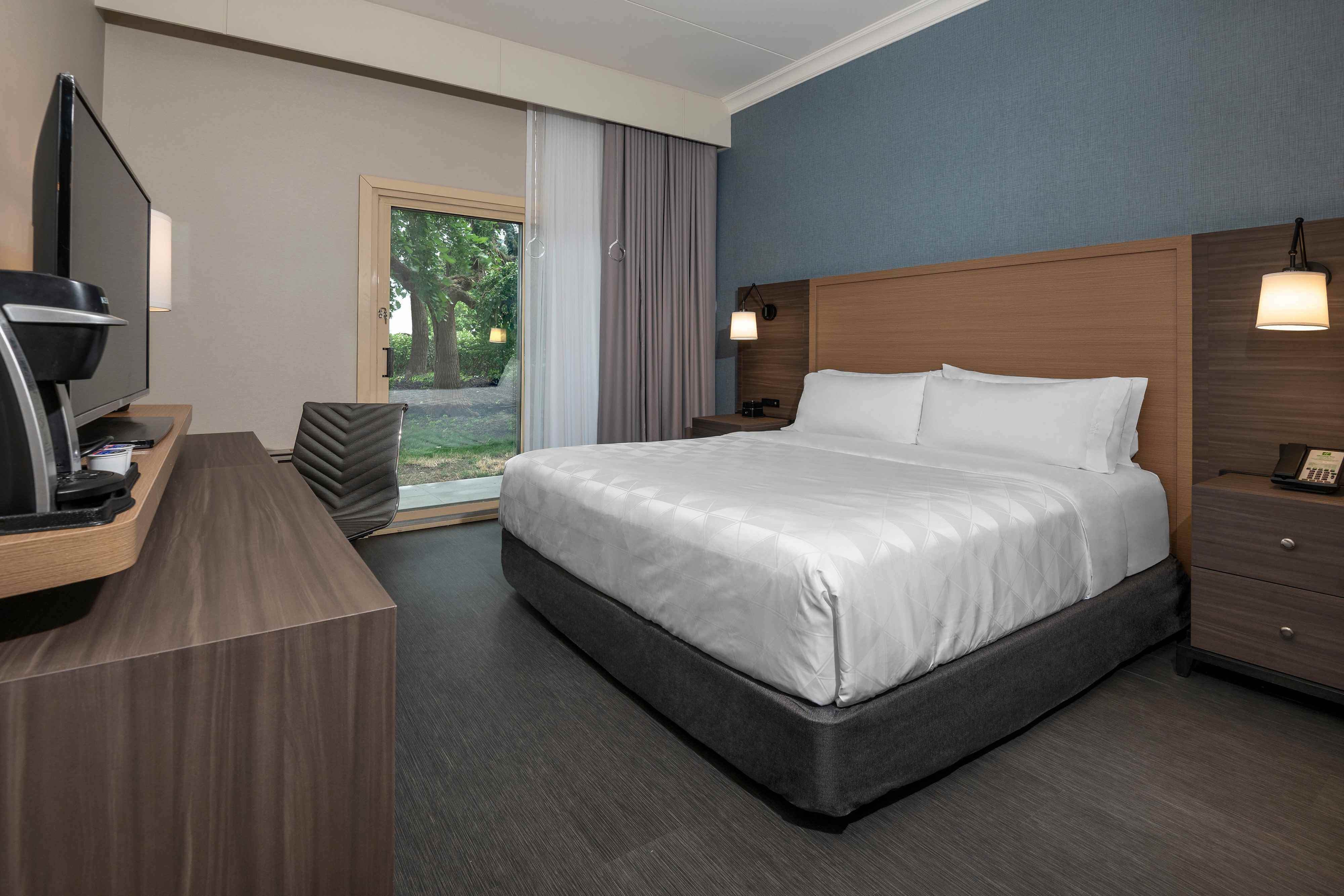 High comfortable and hassle free luxury limousine services from Holiday Inn Kingston-Waterfront to Thousand island