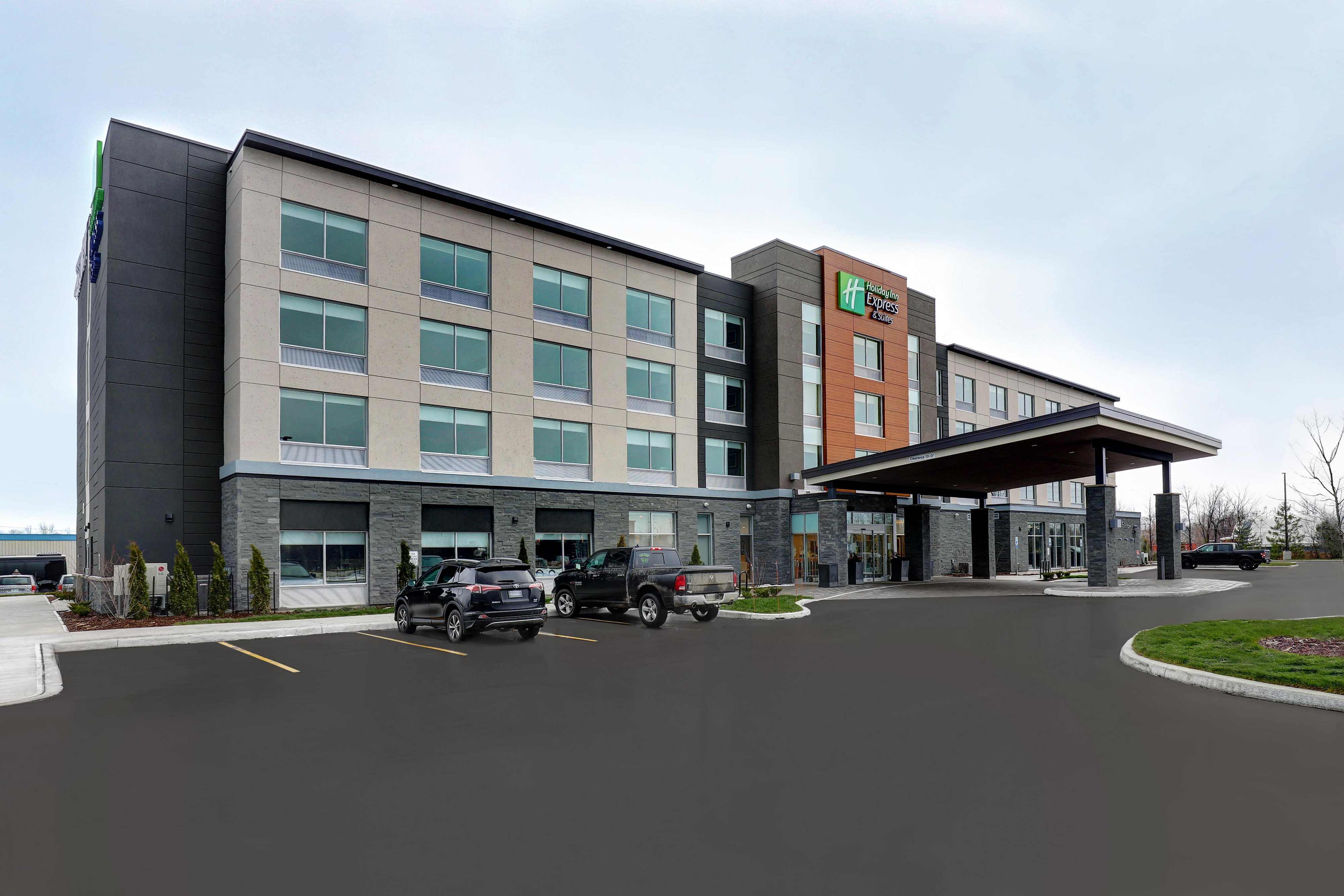 Fun and enjoyful trips from Holiday Inn Express & Suites Collingwood to Muskoka District Municipality. Private car services from hotel