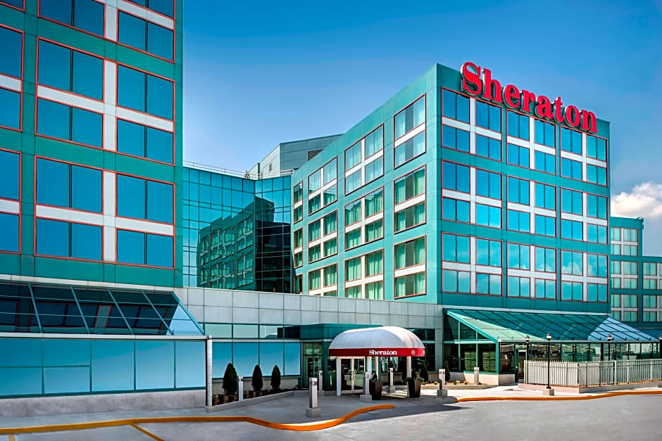 airport chauffeur service near the Toronto Pearson Airport to Sheraton Gateway Hotel. Book with affordable price